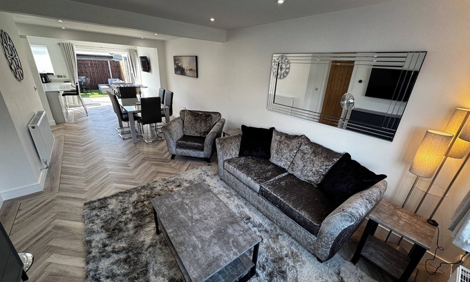 Aylesbury House | Stylish home offering a open plan living area, 3 comfy bedrooms and table tennis
