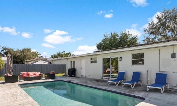 Driftwood House | 🌟 Stylish Home w/ Pool BBQ Large Backyard 🏖️