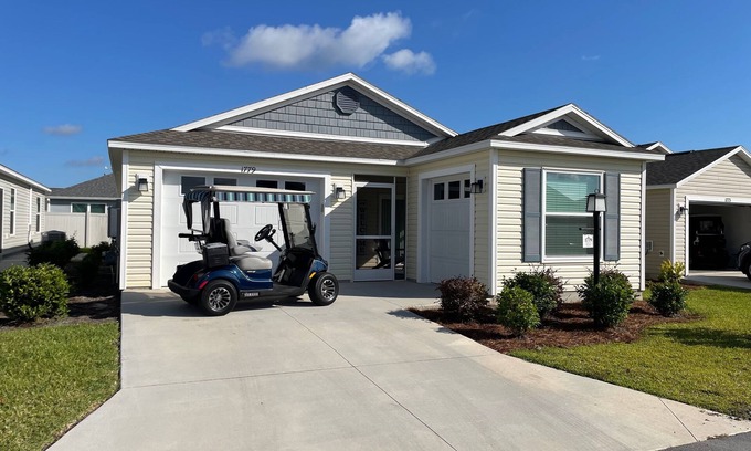 Okahumpka House | Stylish home with gourmet kitchen, dual garages, and private golf cart!