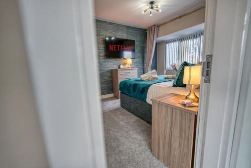 Olton House | Stylish House - B'ham Airport and NEC, JLR Solihull, Business & Leisure Stays - Aspen House