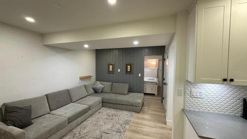 Delta House | Stylish Independent Holiday Home - 20 Min to Vancouver
