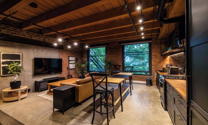 Crosstown Apartment | Stylish Industrial Loft Historic Gastown