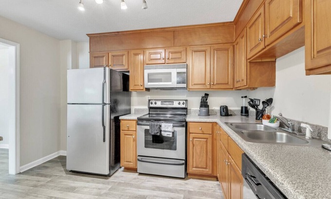 Crabtree Apartment | Stylish King 2BR Suite—in Crabtree Valley Raleigh!