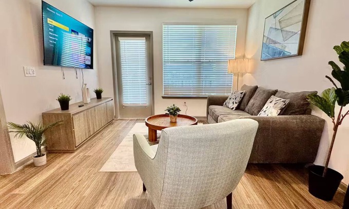 Southside Apartment | Stylish King Bed Southside Jax Pool Gym Mayo UNF