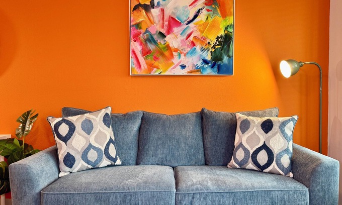 Southside Apartment | Stylish King Bed Southside Pool Gym TownCenter I95nnSharennSave