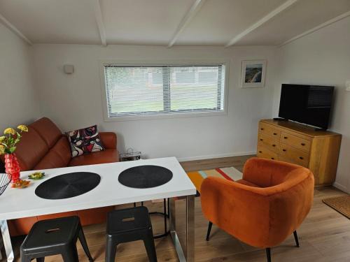 Otumoetai Apartment | Stylish light filled apartment in quiet street