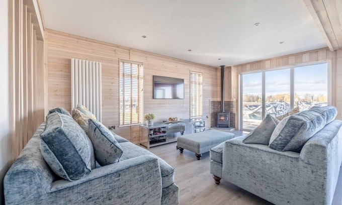 Windsor House | Stylish Lodge At Windsor Racecourse Marina