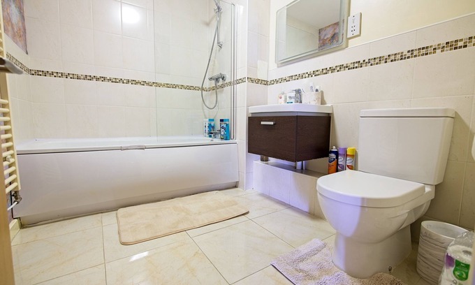 Rusholme Apartment | Stylish Lodge Villa