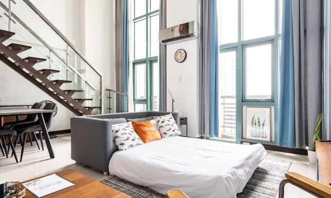 Santolan Apartment | Stylish loft, 65 in UHDTV w Fast WiFi + Pool & Gym