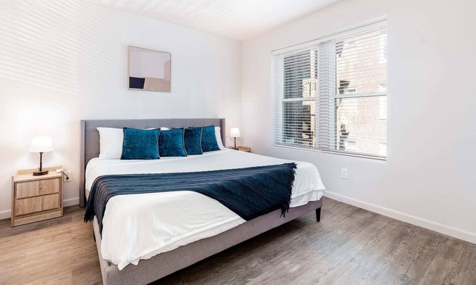 DeBaliviere Place Apartment | Stylish Luxe 2BR Apartment Cozysuites W/parking! 2E