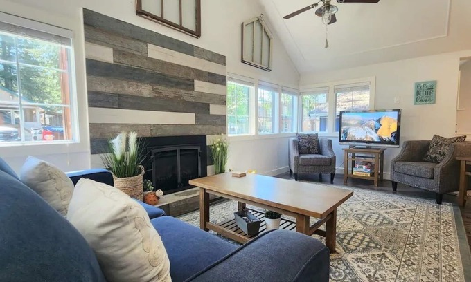 Cultus Lake House | Stylish Main-Beach Lake House with A/C