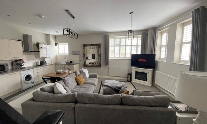 Trafford House | Stylish mews house in central Altrincham Centre