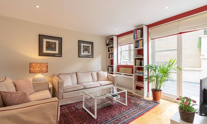 East Putney House | Stylish Mews house with parking