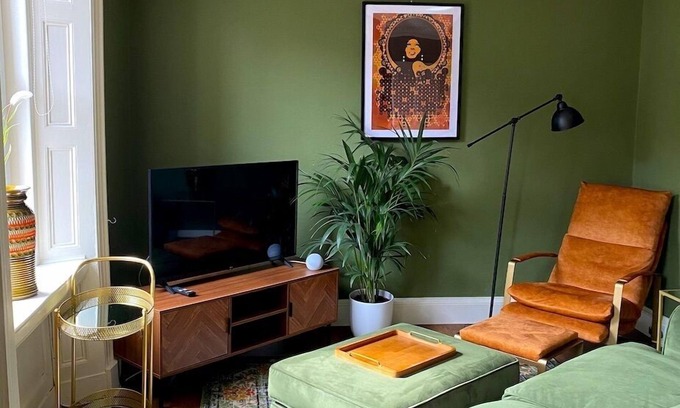 Arbroath Apartment | Stylish mid-century modern apartment by the coast