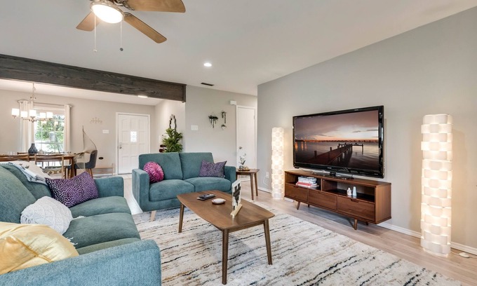 Heath House | Stylish Mid Century Modern Home @ Lake Ray Hubbard