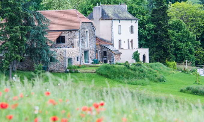 Bor-et-Bar House | Stylish, modern and spacious conversion of a 19C barn with pool, sleeps 10