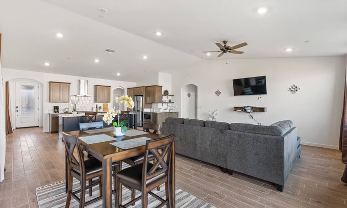 Pumpkin Center House | Stylish & Modern Bakersfield Retreat Near Downtown