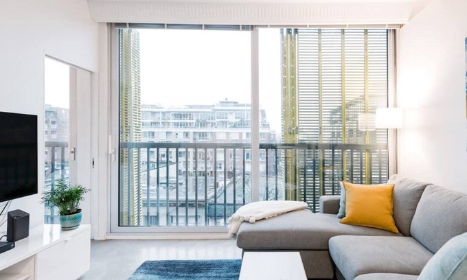 Chinatown Apartment | Stylish, Modern & Bright - Private 1 Bed Apt: Central with Rooftop Patio & BBQ