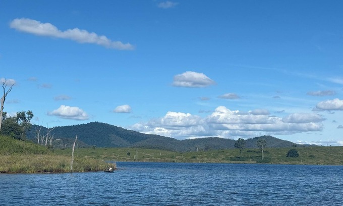 Somerset Dam House | Stylish modern cottage on Somerset sleeping 10 with space for boat and jetski
