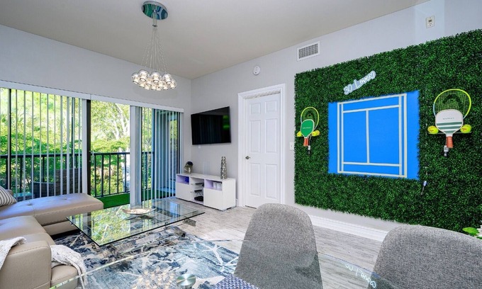 Central Naples Condo | Stylish Modern Condo in Naples FL w/Tennis Court