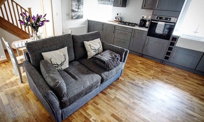 Kinross Cottage | Stylish, modern cottage sleeps 4 with private hot tub. 45 mins from Edinburgh.