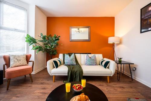 Old Trafford Apartment | Stylish Modern Manchester Home - Perfect for Work, Leisure & Stadium Visits with Parking