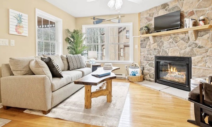 Lake Ariel House | Stylish & Modern Private Getaway in Lake Ariel!