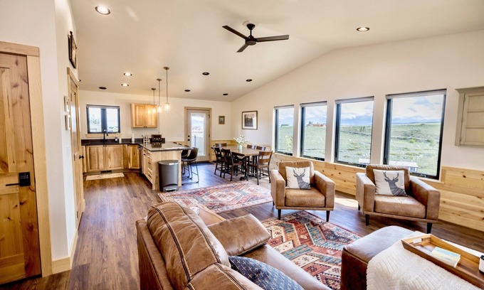 Centennial House | Stylish & Modern Retreat by Snowy Range Ski Resort