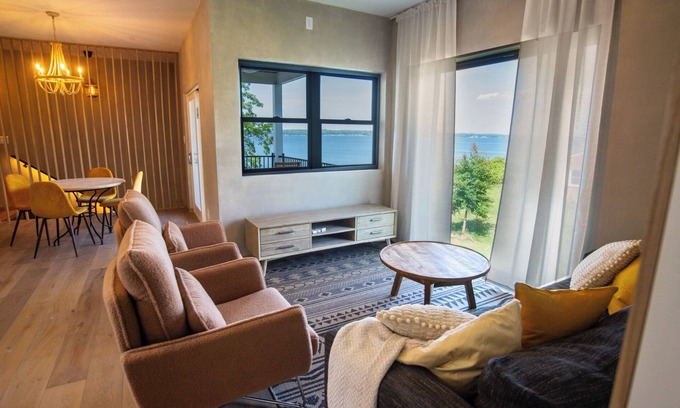 Morganza House | Stylish & Modern Waterfront retreat, Serene and with great views,1Hr to DC