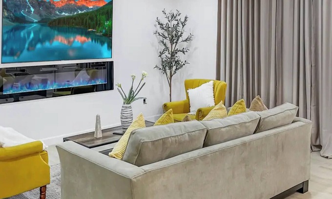 Modesto House | Stylish Modesto Getaway: Near Hospitals & Shoppingnn