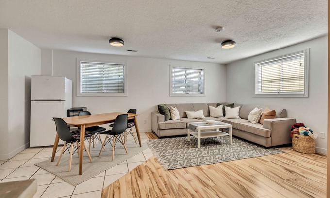 Sandy Apartment | Stylish Mountain Basecamp, Serene Comfort in 650 SqFt