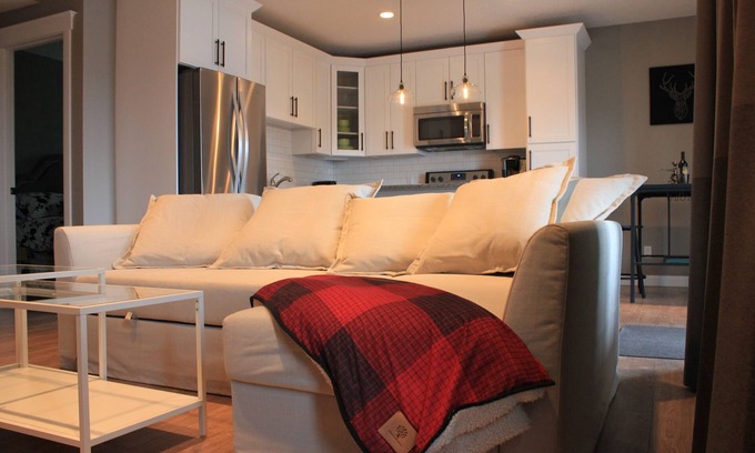 Cochrane House | Stylish Mountain View - Cozy Canadiana Pet Friendly