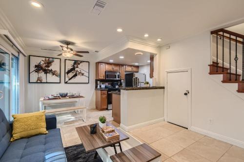 Downtown House | Stylish- Multi-Level- Patio- Games - Fast WIFI-CM3