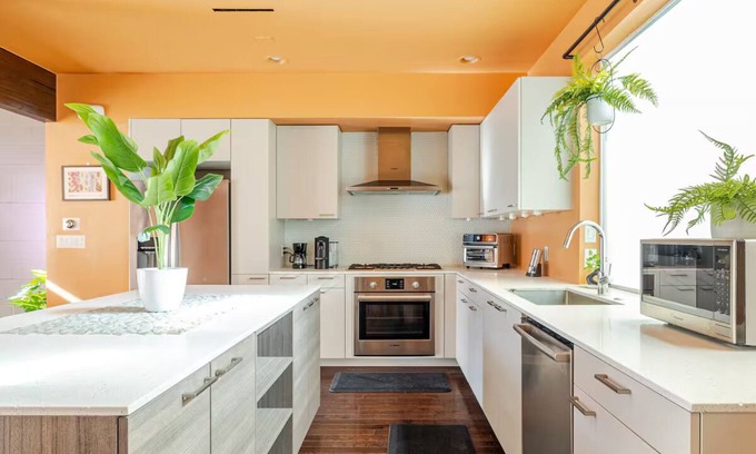 South Central Houston House | Stylish Museum District Townhome w Rooftop Mini Golf Skyline Views