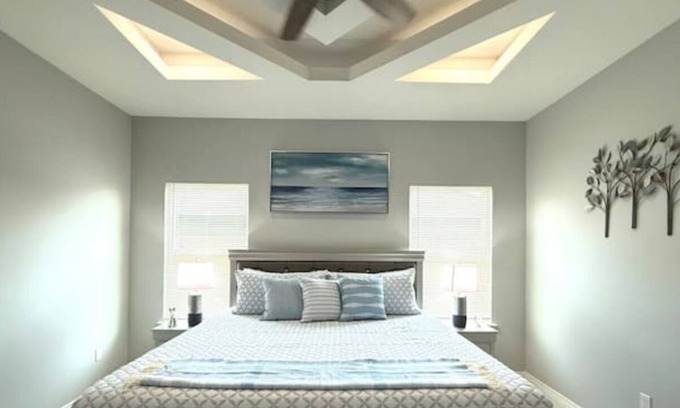Donna House | Stylish New Alamo Home Dining & Shops Nearby