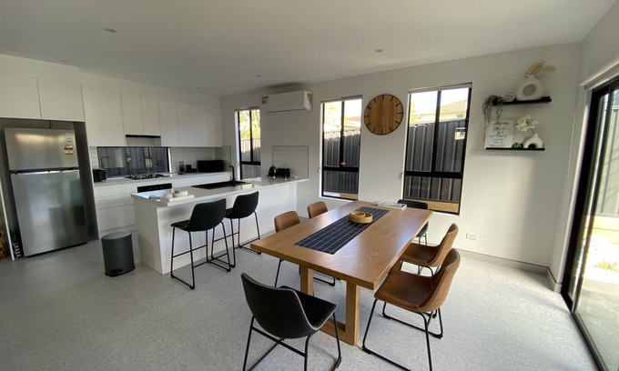 Lake Illawarra House | Stylish, New and Modern Townhouse