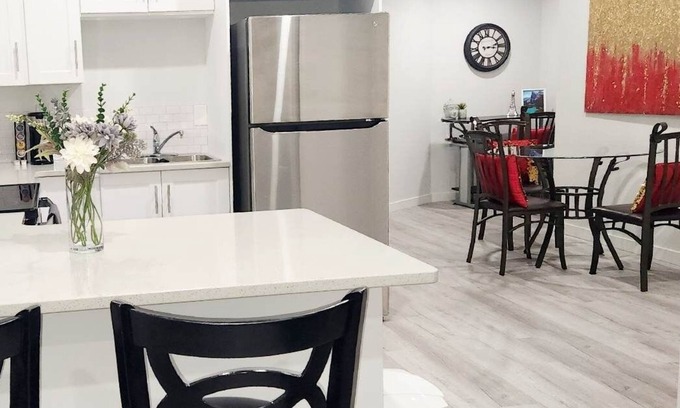 West Edmonton House | Stylish, New, Tempurpedic King, Private Suite & Close to WEM - no Fees!
