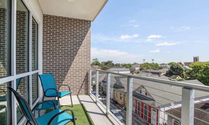 Bywater Condo | Stylish NOLA Bywater Condo 2BR/2BA w Pool/Balcony!