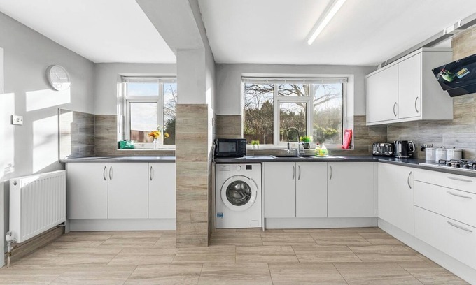 Stapleford House | Stylish Nottingham House - Parking - Garden