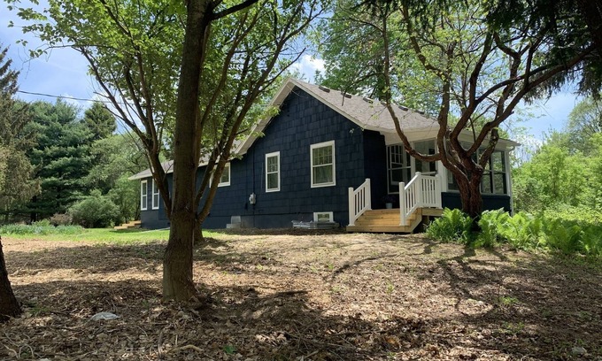 Ann Arbor House | Stylish Oasis 3Bdrm Blu Home near Univ of Michigan, Ann Arbor. Pet-Friendly!