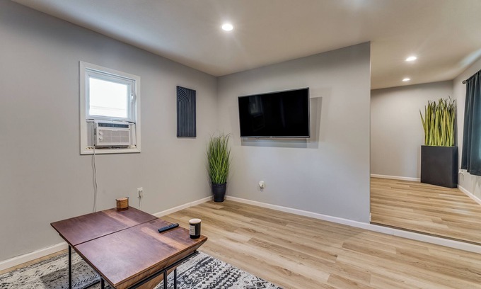 South Hutchinson House | "Stylish Oasis: Modern Comfort!