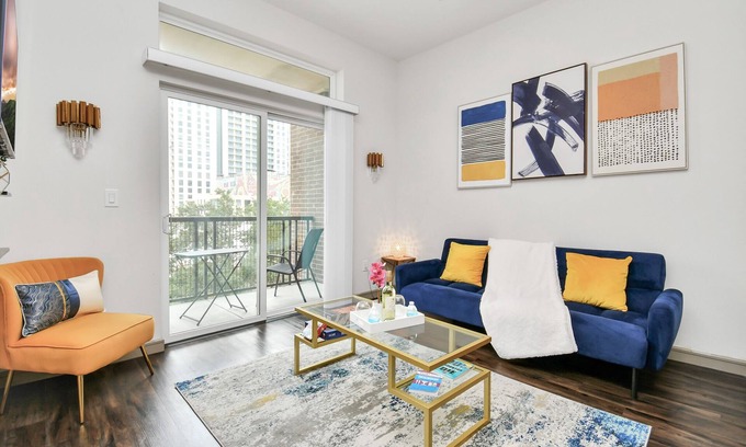 Central Business District Apartment | Stylish Oasis ~ ♥ of Downtown ~ ♛King Bed ~ Gym