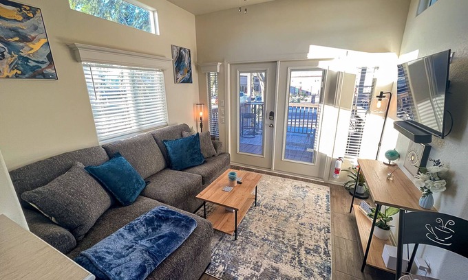 Bullhead City House | Stylish Oasis Tiny Home Pool Hot Tub Pickleball Bullhead City 10 min to Laughlin