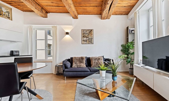 Gronn Apartment | Stylish Old Town Escape: Views & Serenity