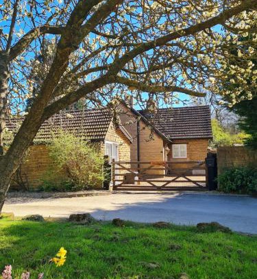 Castle Bytham House | Stylish Open Plan Guest House 400sq ft Rutland