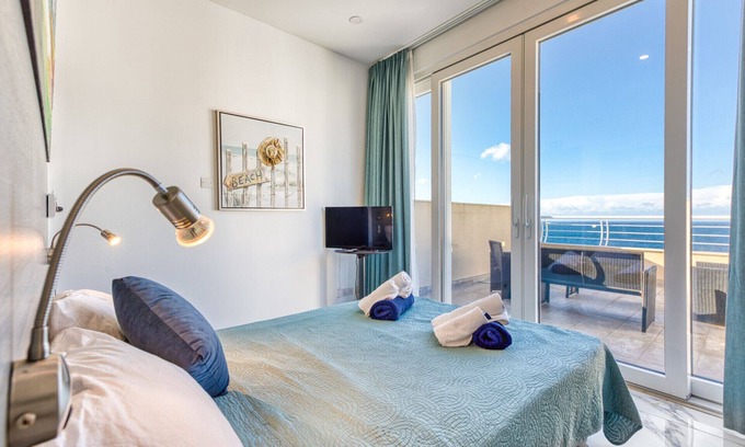 Bugibba Apartment | Stylish Penthouse Studio Bay Square 5