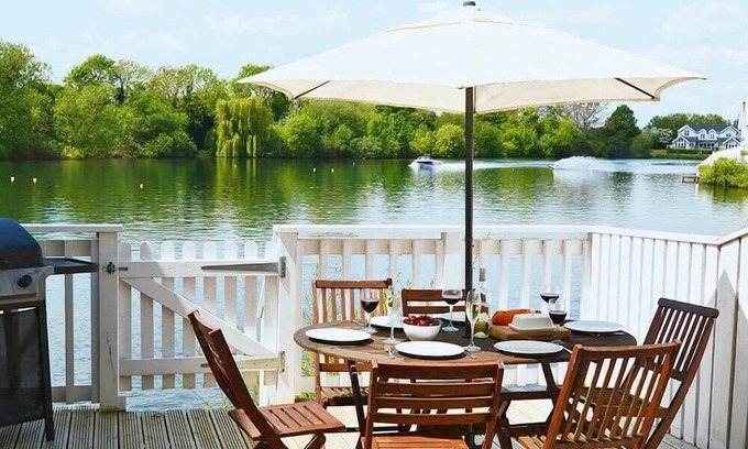 South Cerney House | Stylish pet-friendly waterfront retreat on Spring Lake in the Cotswold Water Park