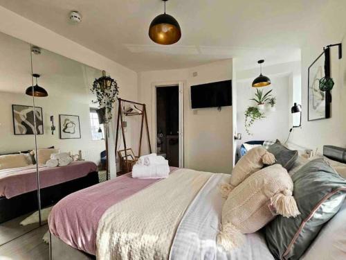 Roehampton Apartment | Stylish Putney village flat