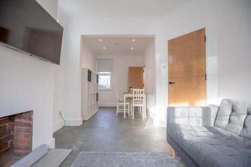 Portsmouth Apartment | Stylish Refurbished 3-Bed Haven