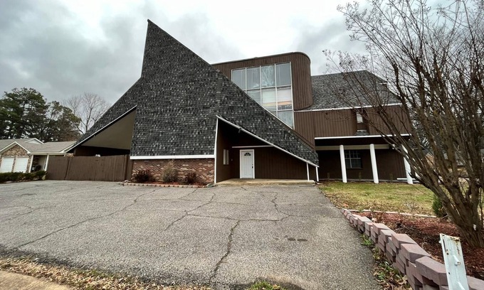 Memphis House | Stylish Remodeled 23 Large beds Near Graceland